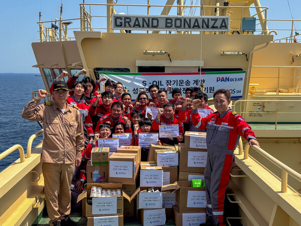 울산항만공사 관계자들이 호르무즈 해협에서 장기 대기 중인 울산항 입항 예정 선박에 선용품을 전달했다.(사진_UPA)