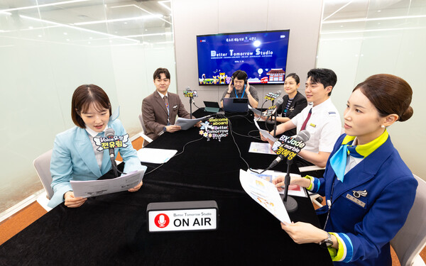 지난 24일 오후 대한항공을 비롯한 한진그룹 소속 5개 항공사 임직원들이 서울 강서구 대한항공 본사에서 목소리 재능기부 캠페인 ‘베터 투모로 스튜디오(Better Tomorrow Studio)’을 진행했다. (사진_대한항공)