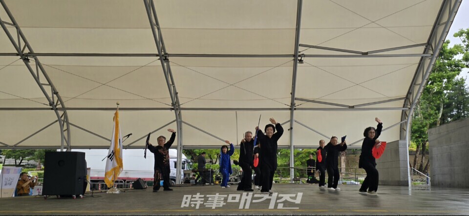 원주우슈 태극권 김봉철단장 외 8명이 태극권(권법), 태극선(부채), 태극검(검술) 공연을 하고 있다