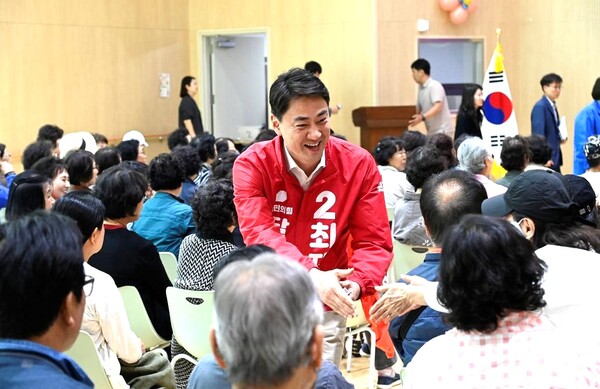 최재훈 달성군수 후보는 지난 12일 지역 곳곳에서 열린 경로행사에 참석해 어르신들께 감사와 존경의 인사를 드렸다.(사진_최재훈 캠프)