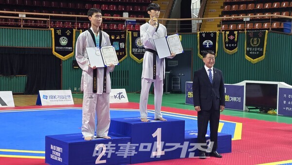 전남 태권도협회 박경환 회장이 시상 후 기념촬영을 하고 있다. (사진_이성만 기자)