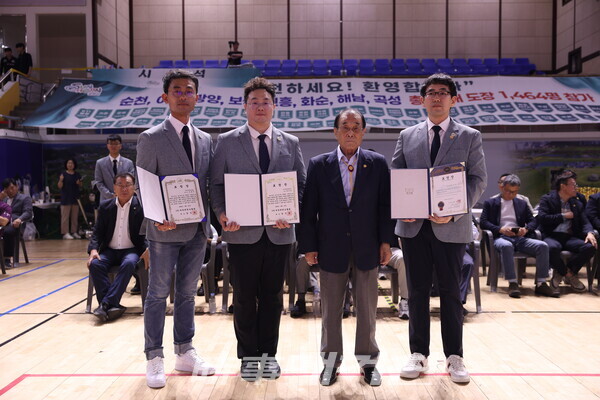대한태권도협회 표창장 및 국기원 장표창장 수여식 왼쪽부터 순천협회 김종주 총무이사, 기획이사 곽근창, 조영기 상임고문,,경기의장 고훈 (사진_조두상 기자)