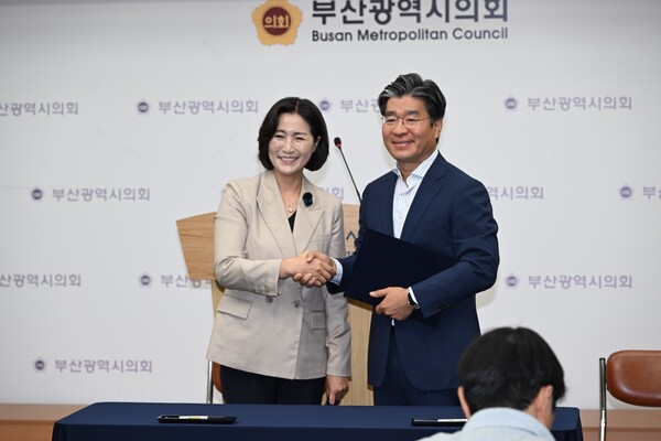 우성빈 기장군수(왼쪽)와 강경진 NC메디㈜ 회장이 의료폐기물 소각시설 비주거지 이전 업무협약 후 기념촬영을 하고 있다. (사진_기장군)