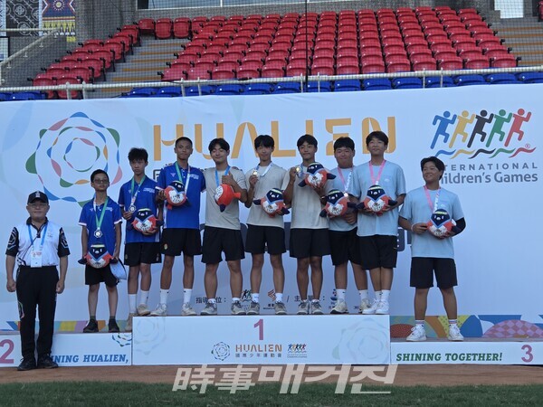 양궁 리커브 남자단체전(김윤조_방이중 3학년,박예준_면목중 3학년,정현우 방이중 3학년)입니다.왼쪽은 은메달 획득한 대만 신주현팀, 오른쪽은 동메달 획득한 서울 대구팀 단체사진 (사진_서울시체육회제공)