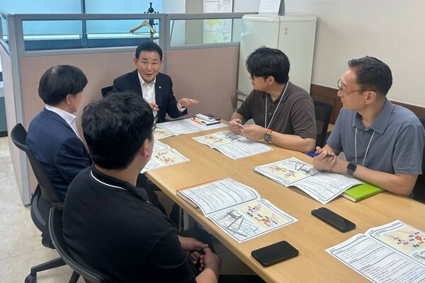 (사진제공 = 박용갑 의원대전시 서대전역 복합환승센터조성 방안 협의중인 모습 / 박용갑 의원실)