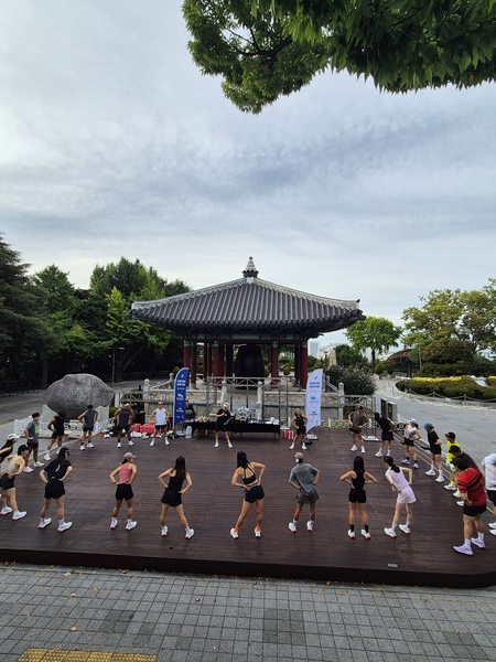 러닝과 관광, 사회공헌을 결합한 ESG 관광콘텐츠 「Morning Park Run : Run for Kids」. (사진_부산관광공사)