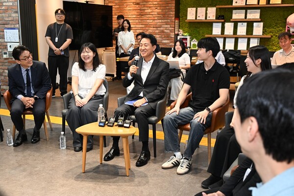 18일 오세훈 서울시장이 성동구 링키지랩에서 열린 '서울영커리언스 인턴십 현장소통 간담회'에서 청년들과 이야기를 나누고 있다.(사진_서울시)