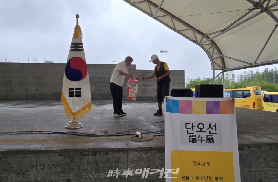 (사)강원민예총 원주지부 정용범 음악협회장이 행운권 담첨자에게선물을 전달하고 있다
