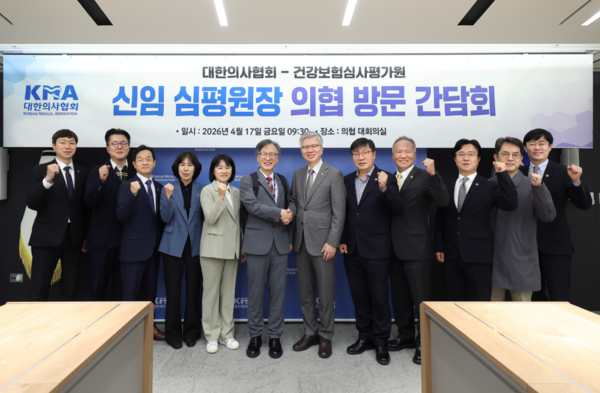 건강보험심사평가원 홍승권 원장이 제12대 원장 취임 이후 첫 현장 행보로 주요 의약단체를 방문하고 있다. (사진_건강보험심사평가원)
