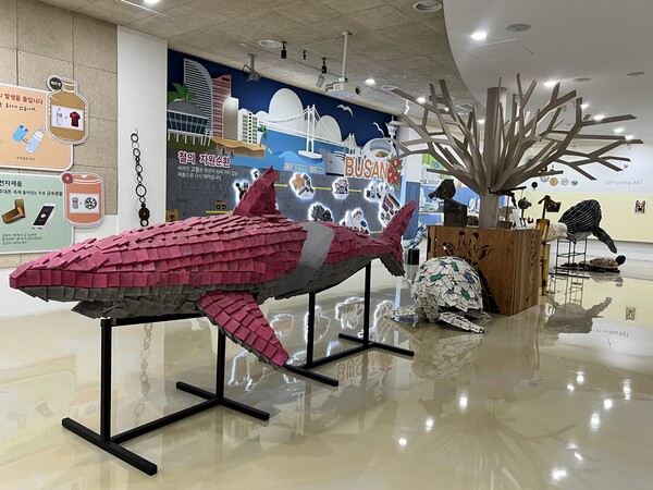 부산자원순환협력센터 내 폐자원 활용 전시작품.(사진_부산환경공단)