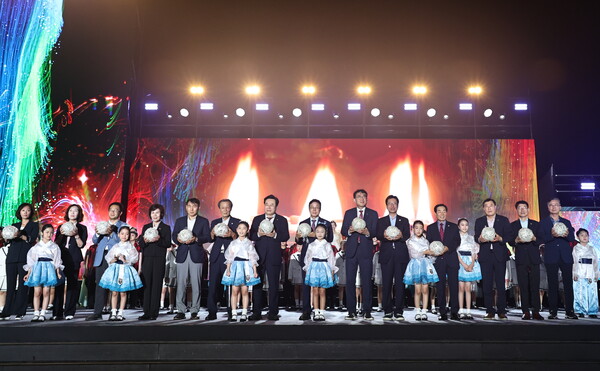 28일 함안박물관 일원에서 열린 '2026 세계유산축전-가야고분군' 개막식에서 주요 내빈과 어린이들이 개막 퍼포먼스를 펼치며 14일간 이어지는 축전의 시작을 알리고 있다.(사진_경남도)